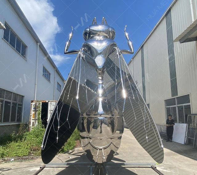 Zrcalna skulptura od nehrđajućeg čelika za pčelu