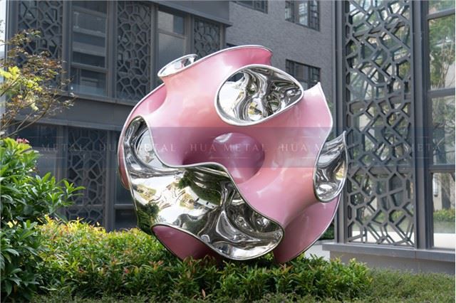 Oslikana skulptura od nehrđajućeg čelika