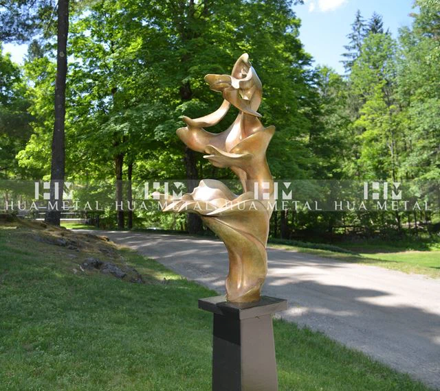 Apstraktni kip od lijevane bronce